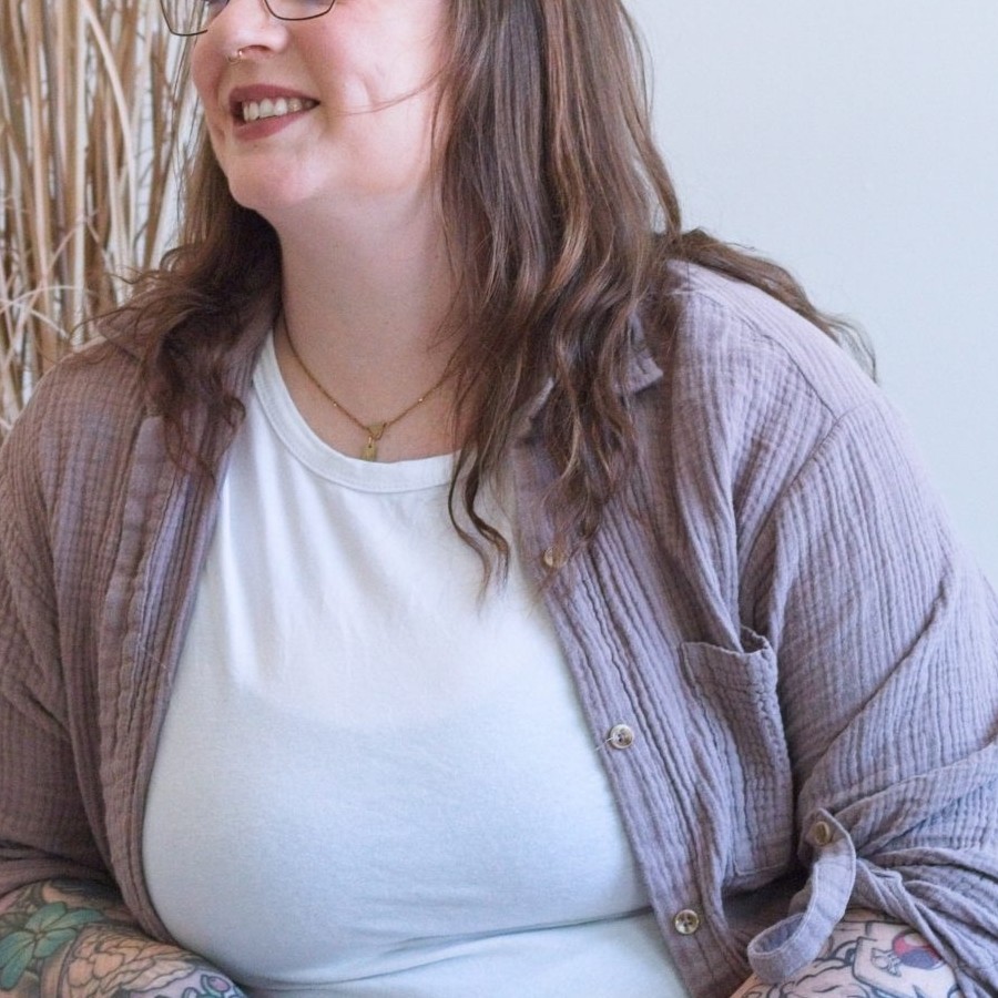 Laura Bradley, Full spectrum doula, perinatal yoga teacher, Reiki practitioner in Toronto