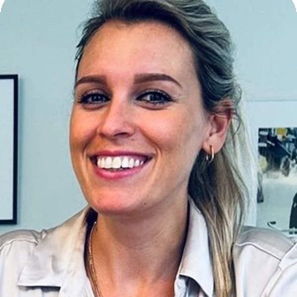 Robbyn Jansen, Robbyn Jansen — certified sleep coach and mother of two · founded SNOEZ slaapconsultancy in 2026 in Weesp (Amsterdam)