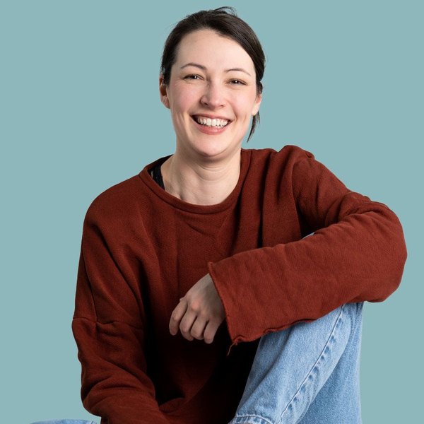 Laura Postulat, Her Werdegang lists “2011: Abschluss als Sozialpädagogin B.A., Ostfalia – Hochschule für angewandte Wissenschaften,… in Braunschweig, Germany