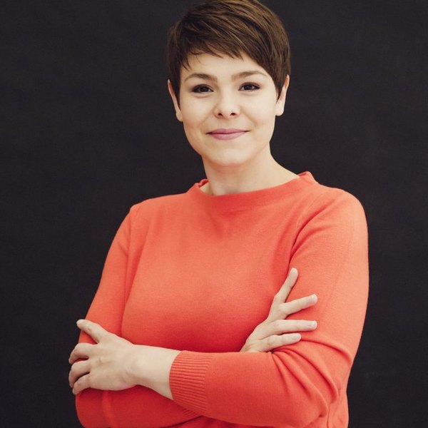 Eva Landau, Her published CV is dated year by year: “2018 Ausbildung zur Trageberaterin, Trageschule ©DIDYMOS in Ludwigsburg in Gross-Gerau, Germany