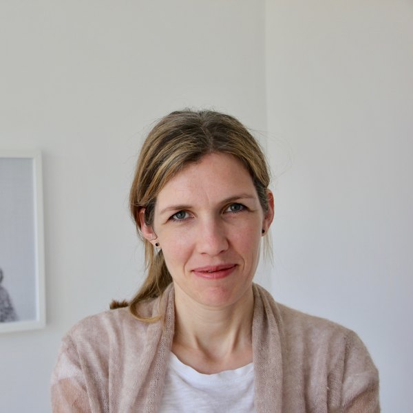 Nina Tetzlaff, Her Impressum states the professional title plainly: “Berufsbezeichnung: Schlafcoach für Babys und Kleinkinder.” Her academic… in Wiesbaden, Germany