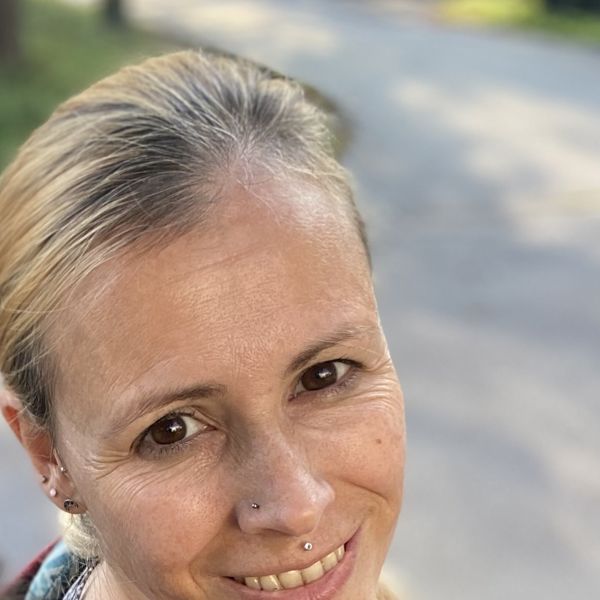 Anna Schuh, Doula and family companion working across pregnancy, birth and early parenthood. Her site describes the practice as “Deine… in Graz, Austria