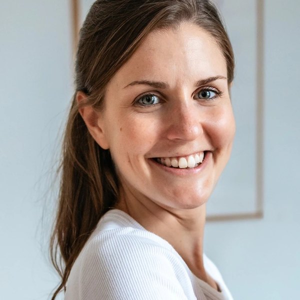 DDr. Katharina Koestenbauer, A doctor training as a paediatrician who also works as a certified infant and toddler sleep consultant. Her own site: “Ich bin… in Graz, Austria