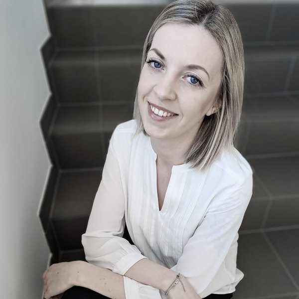 Yvonne Rothmann, Her own site lists, under “Zertifizierte Aus- und Fortbildungen”: “Schlafberaterin für ganzheitlichen Baby- und Kinderschlaf –… in Leibnitz, Austria