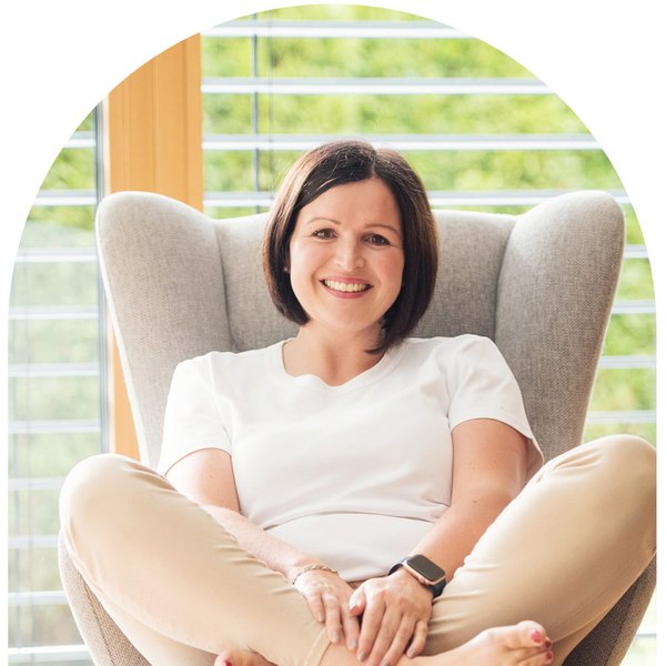 Mag. Barbara Strolz, “Zertifizierte Beraterin für Baby und Kleinkinderschlaf”, in her own words, working with “Familien mit Kindern von 0–36… in St. Anton am Arlberg, Austria