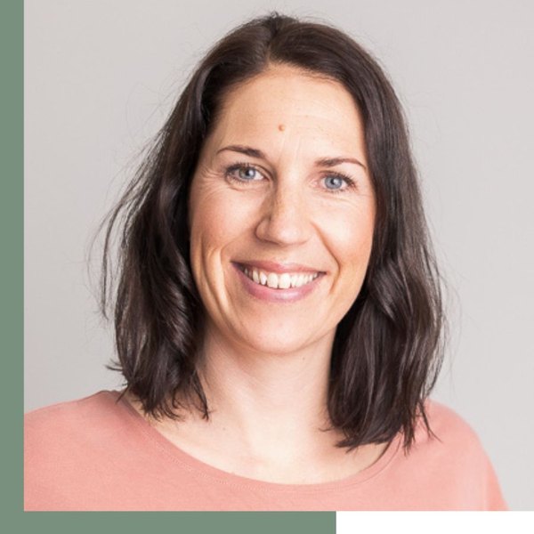 Daniela Scholer, IBCLC and Diplomierte Intensiv-Kinderkrankenpflegerin. Her own site claims “IBCLC-zertifiziert, 15 Jahre Klinikerfahrung,… in Innsbruck, Austria